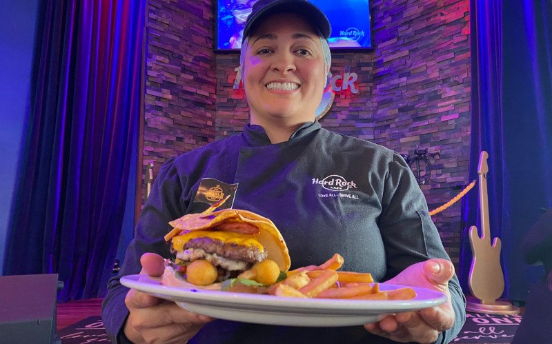 Burguerone foi criado pela chef do Hard Rock Cafe Gramado, Francilene Caires