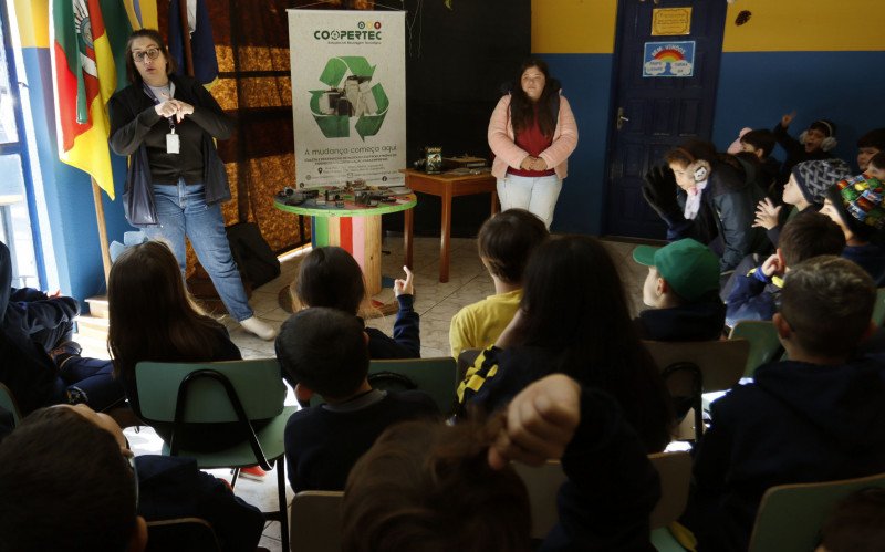 Alunos recebem palestra educativa da Coopertec