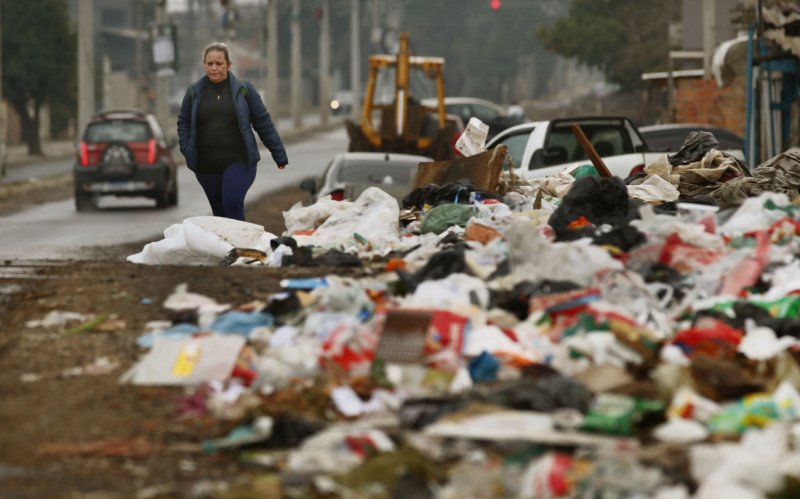 Lixo acumulado na Rua República chama a atenção de quem circula pela Perimetral Oeste