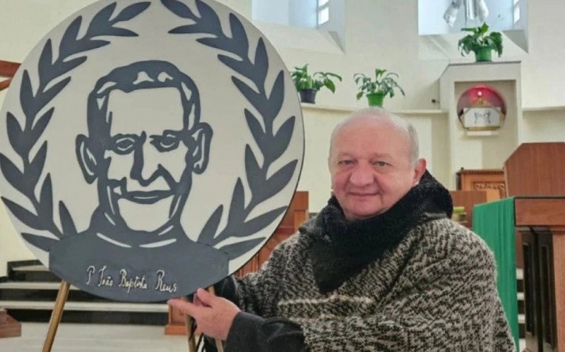 Padre Resende mostra mandala com imagem de Padre Reus que será levada para as paróquias durante a novena | abc+