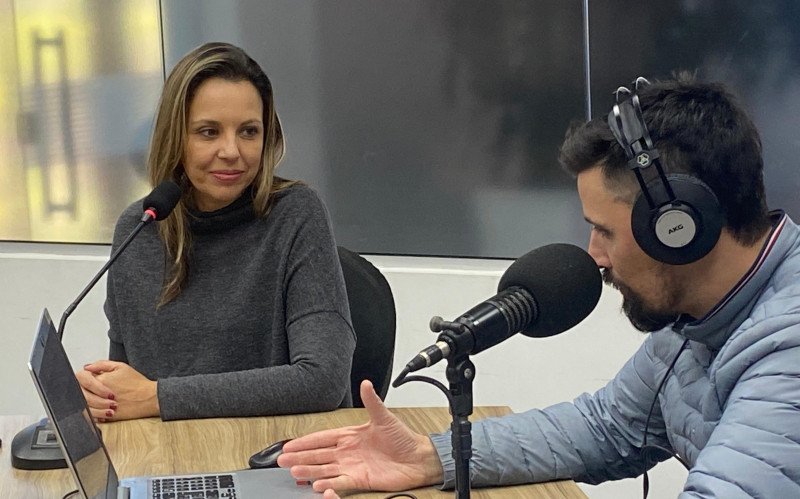 Deputada detalhou proposta sobre defesa civil durante entrevista ao jornalista João Paulo Gusmão na Rádio ABC 103.3 FM | abc+
