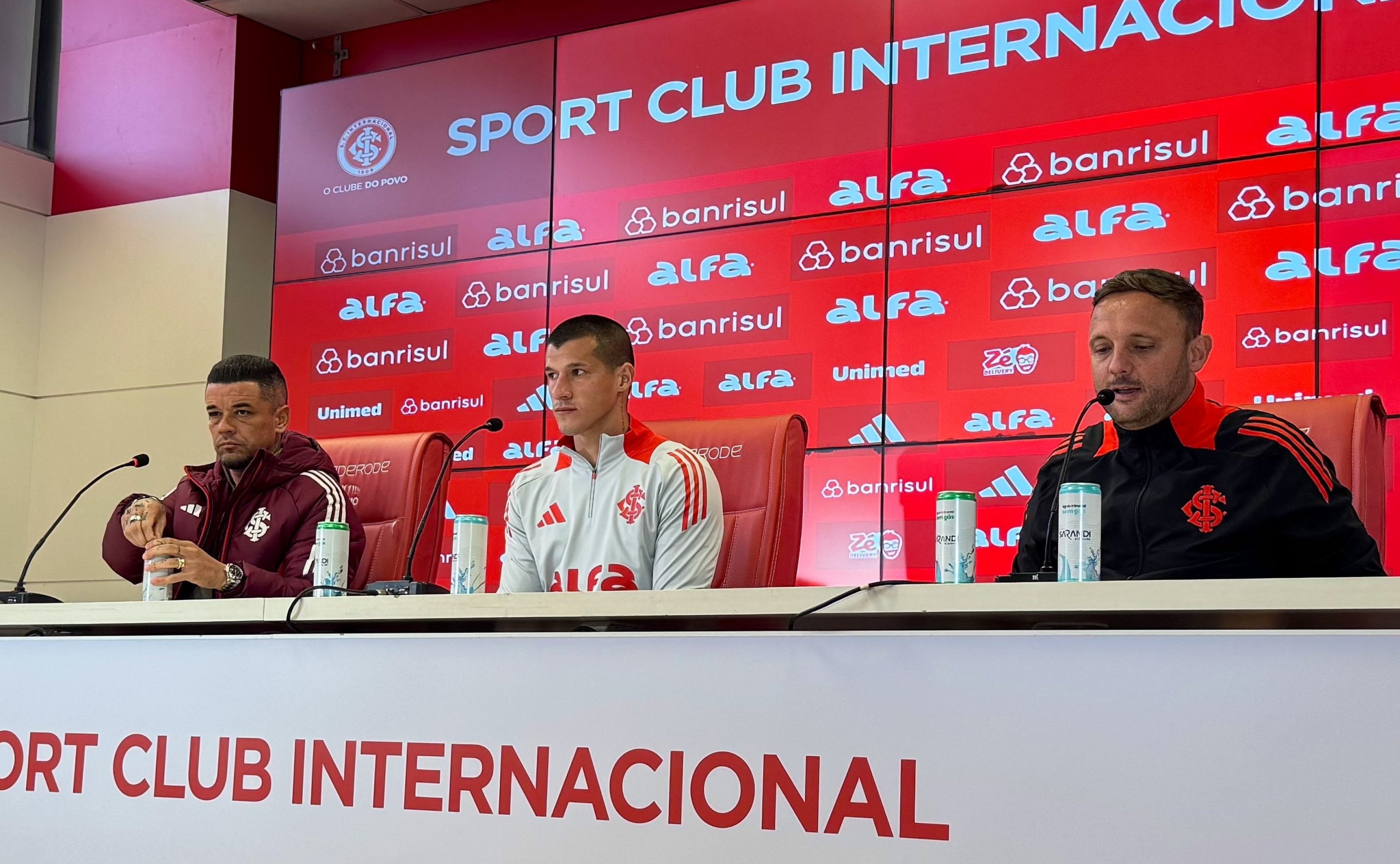 Inter apresenta lateral Alan Benítez: "Vou deixar tudo aqui"