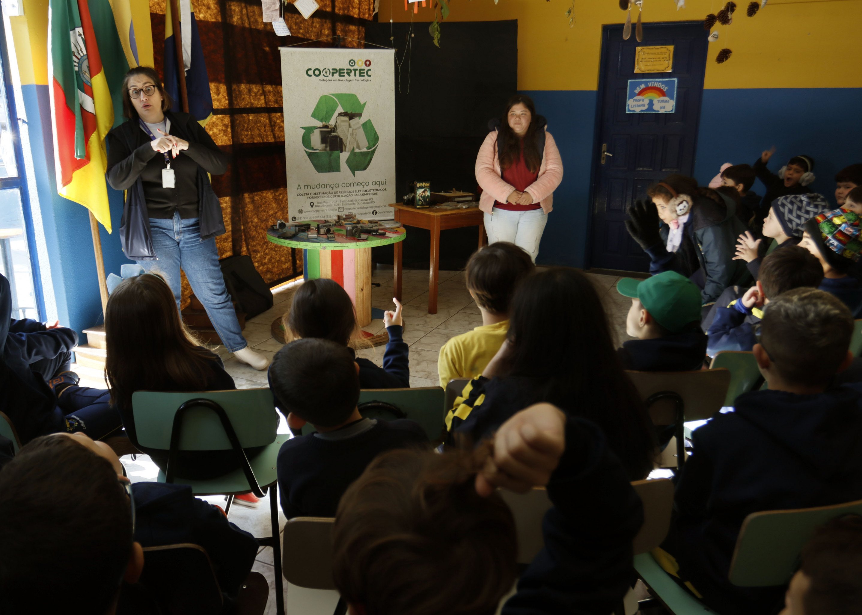 Alunos da Escola Romano São Paulo participam de atividades de conscientização sobre o descarte do lixo eletrônico