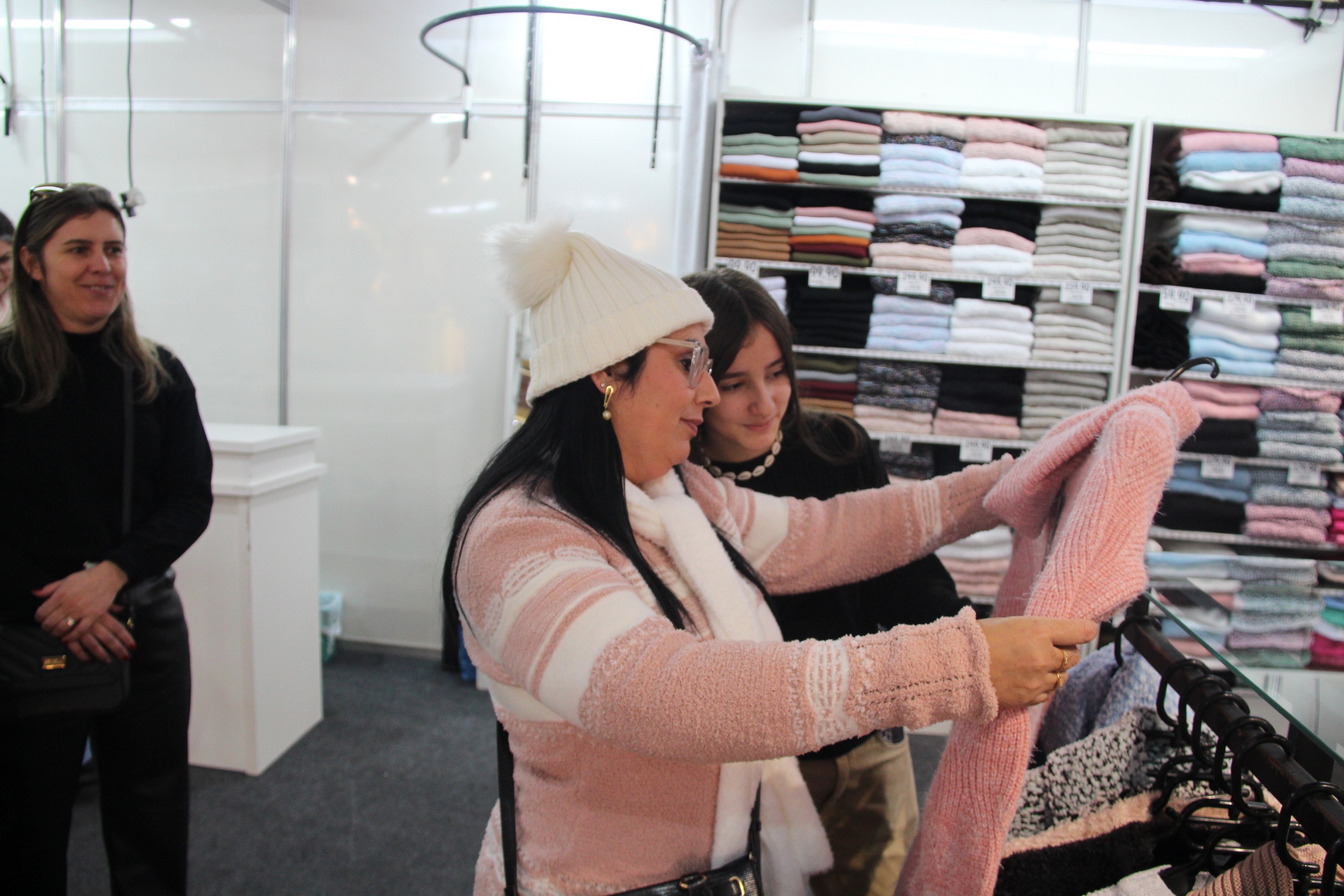 VÍDEO: Famílias aproveitam novidades para espantar o frio durante a Tricofest; roupas para pets se destacam