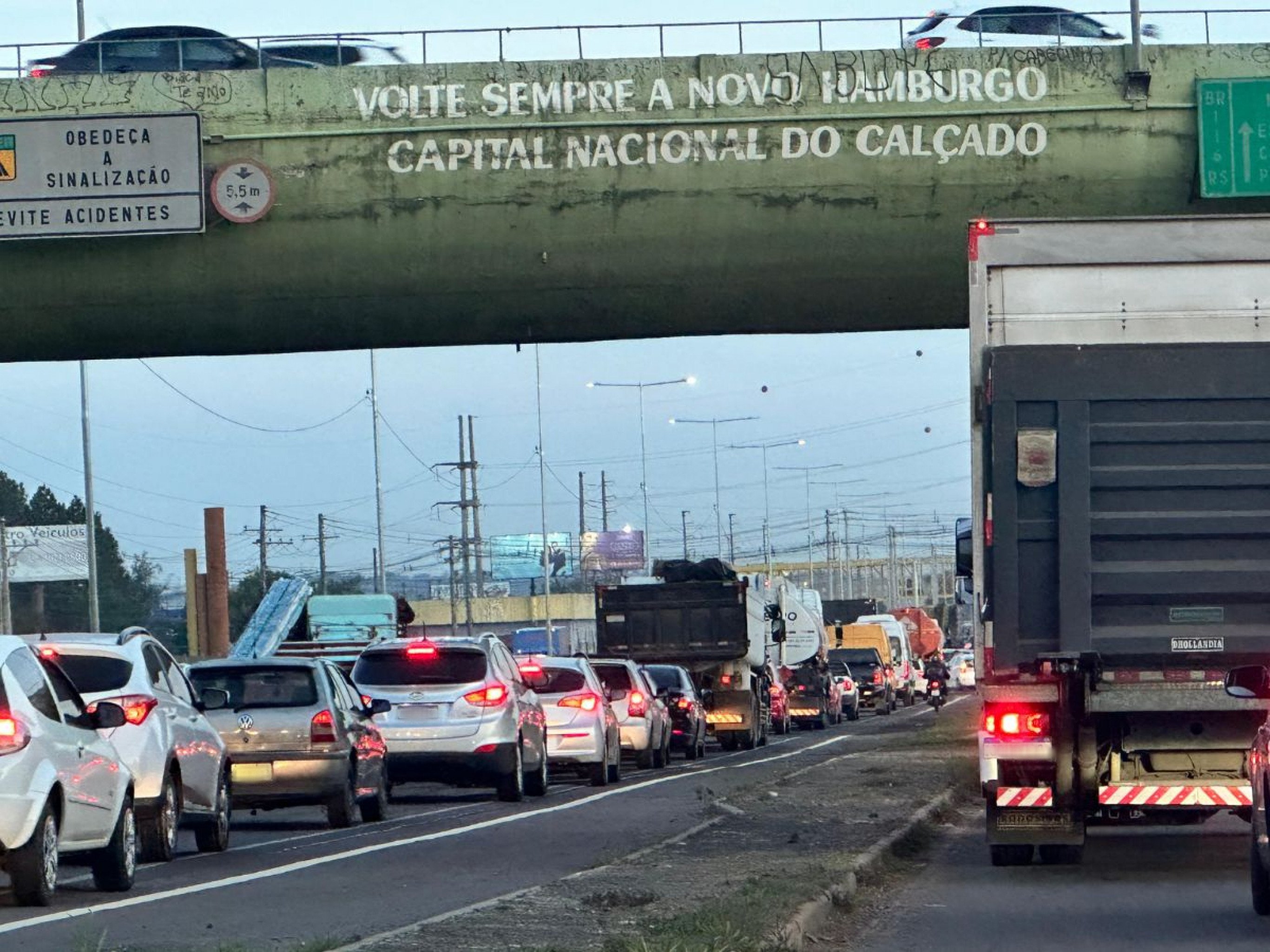 BR-116: Rodovia tem congestionamento intenso entre São Leopoldo e Novo Hamburgo