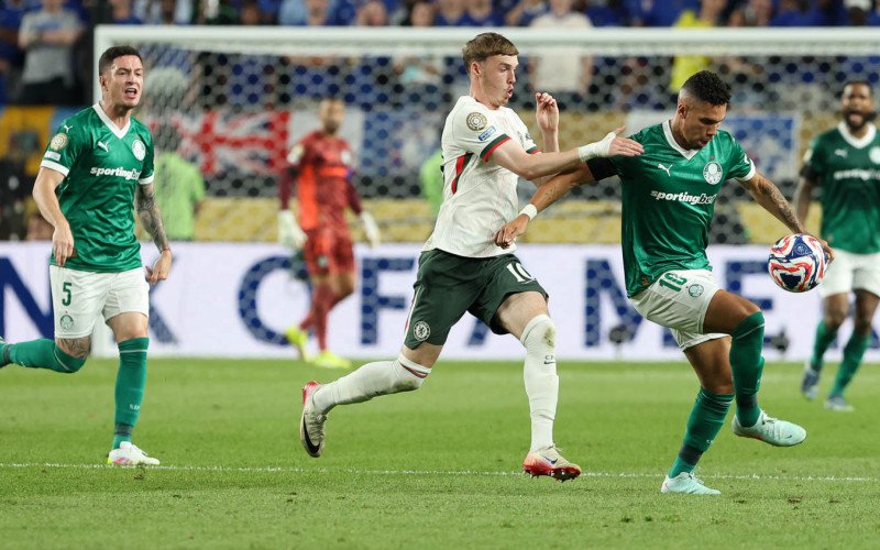 O jogador Paulinho disputa bola com o jogador do Chelsea | abc+