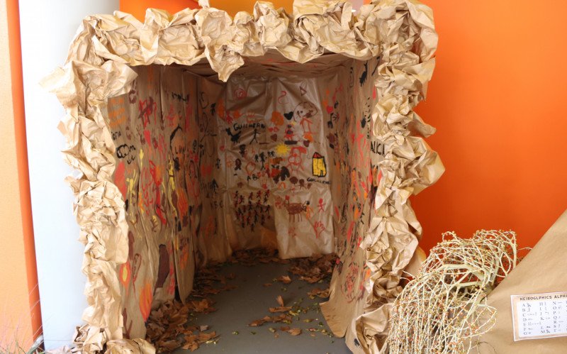 Caverna construída pelos alunos do 1º ano, simbolizando o início da escrita. | abc+