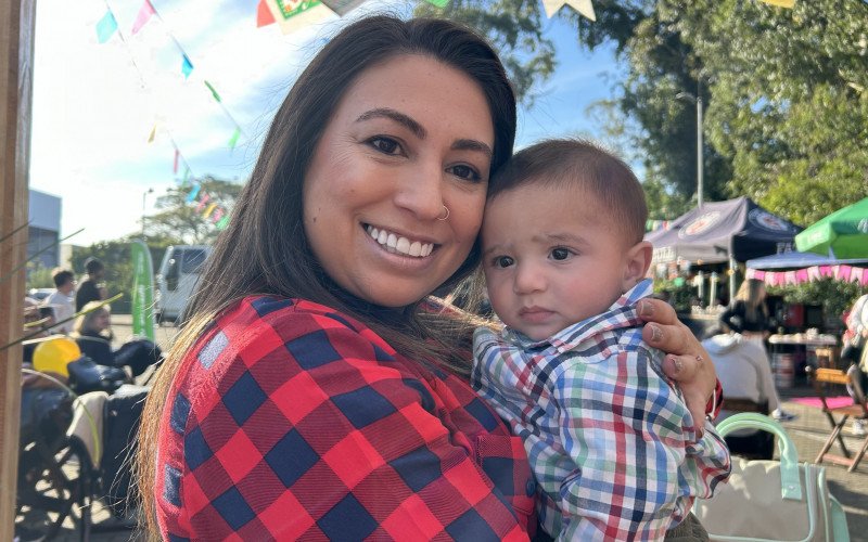 Gustavo Canto, de apenas seis meses, viveu o primeiro arraial da sua vida no colo da madrinha Débora Canto | abc+