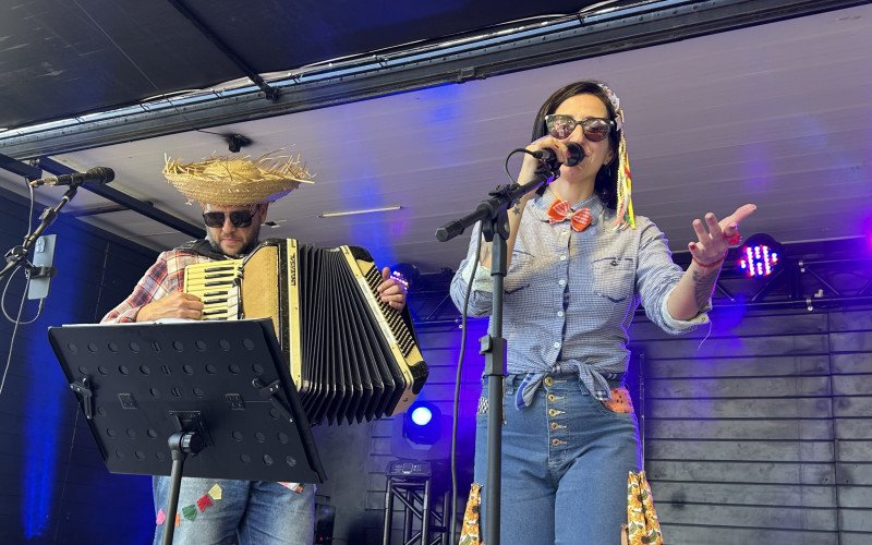 Dupla Cibele e Felipe fez um dos shows da tarde 