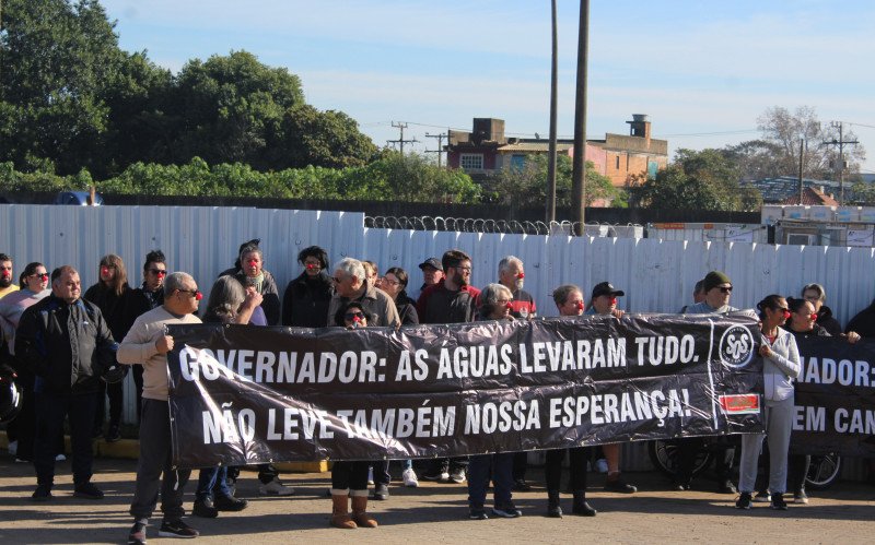Moradores atingidos pela enchente protestam no muro da Cassol neste sábado (5)