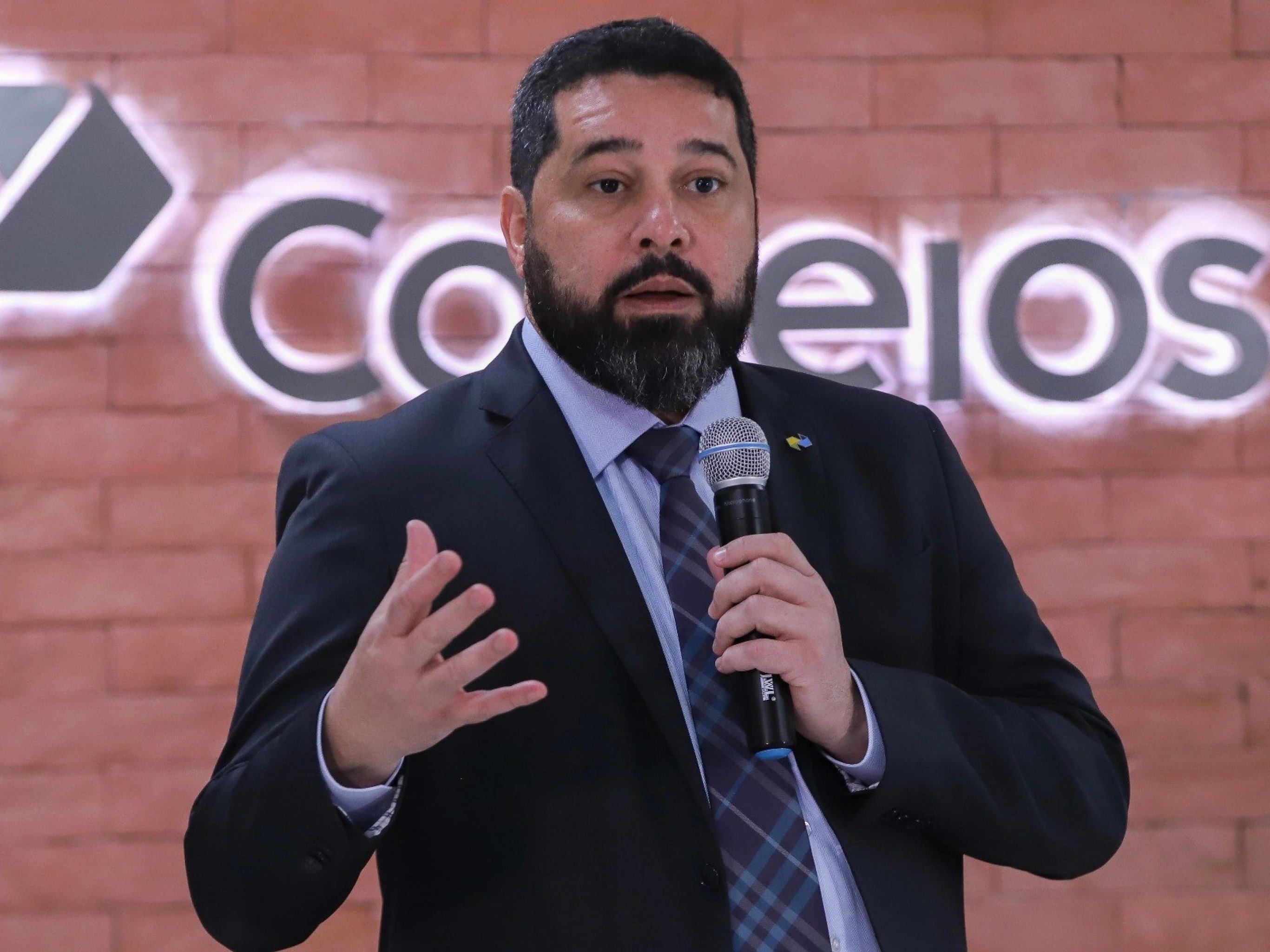 Presidente dos Correios pede demissão após pressão sobre a estatal