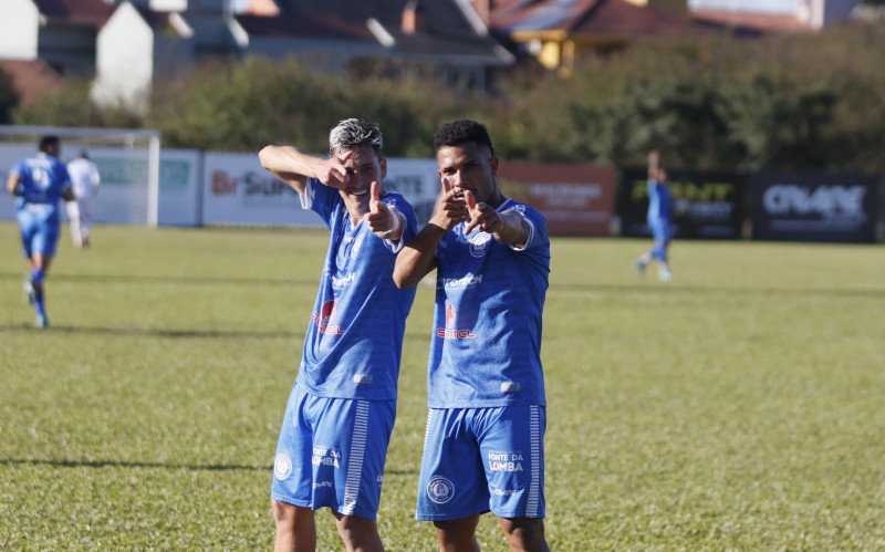 Adriano Klein e Reninha comemoram o gol do Índio sobre o Inter-SM | abc+