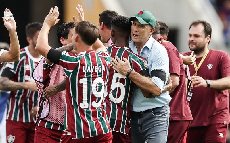 Jogadores do Fluminense e técnico Renato Gaúcho em comemoração de vitória sobre Al-Hilal no Mundial de Clubes | abc+