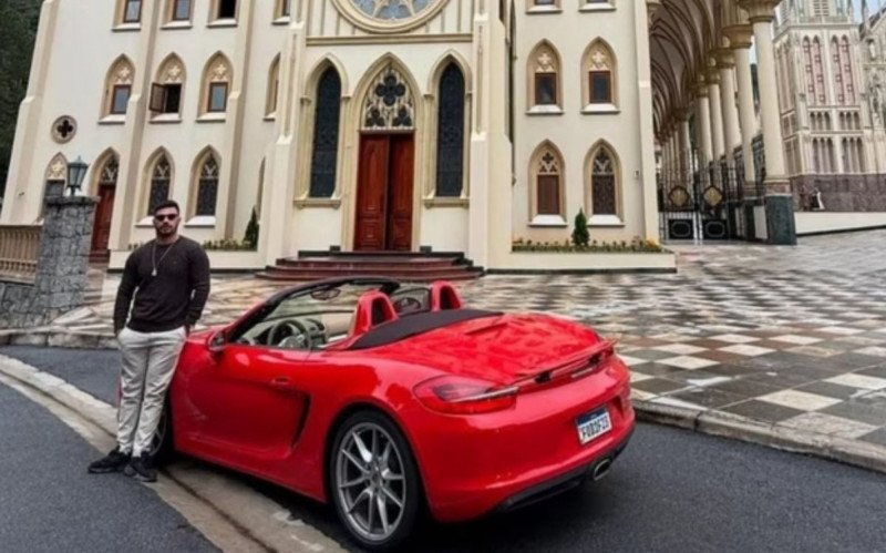 Empresário Rodrigo Júnior da Silva Ponce foi assassinado dentro de um Porsche Boxster vermelho | abc+