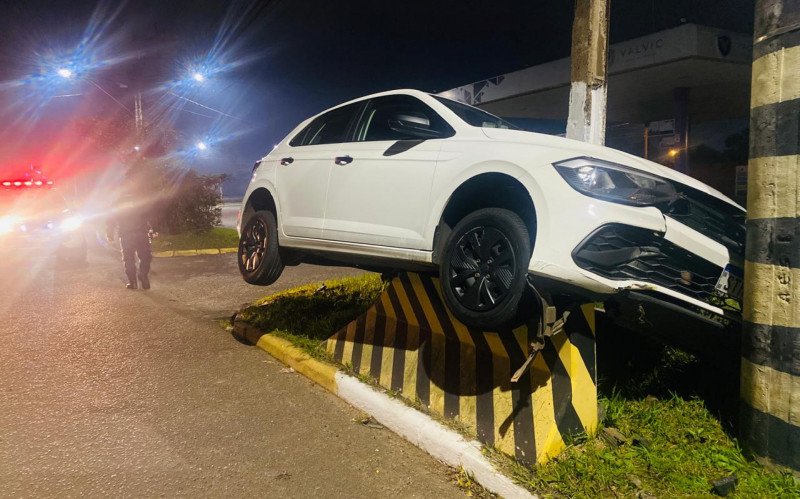 Criminosos abandonam carro sobre barreira de concreto após acidente na Avenida Pedro Adams Filho, em Novo Hamburgo | abc+