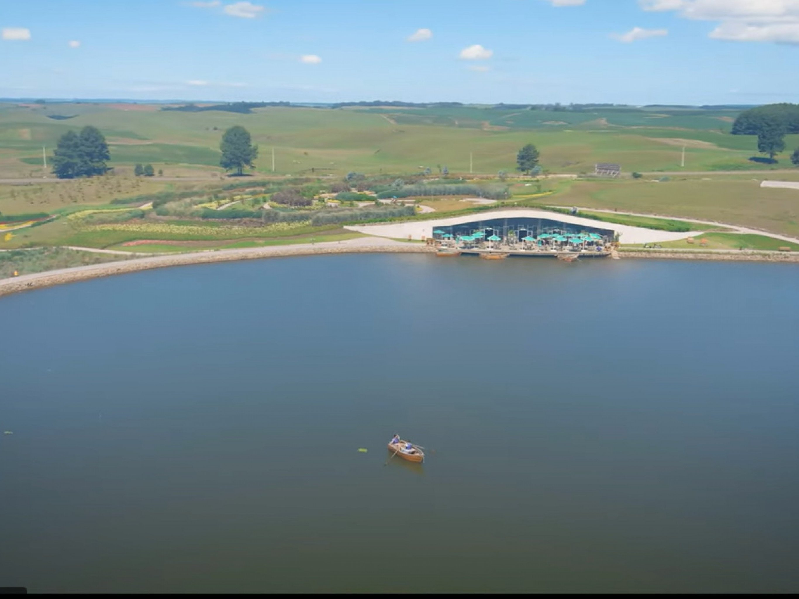 Parque se manifesta sobre morte de de casal após carrinho elétrico recreativo cair em lago