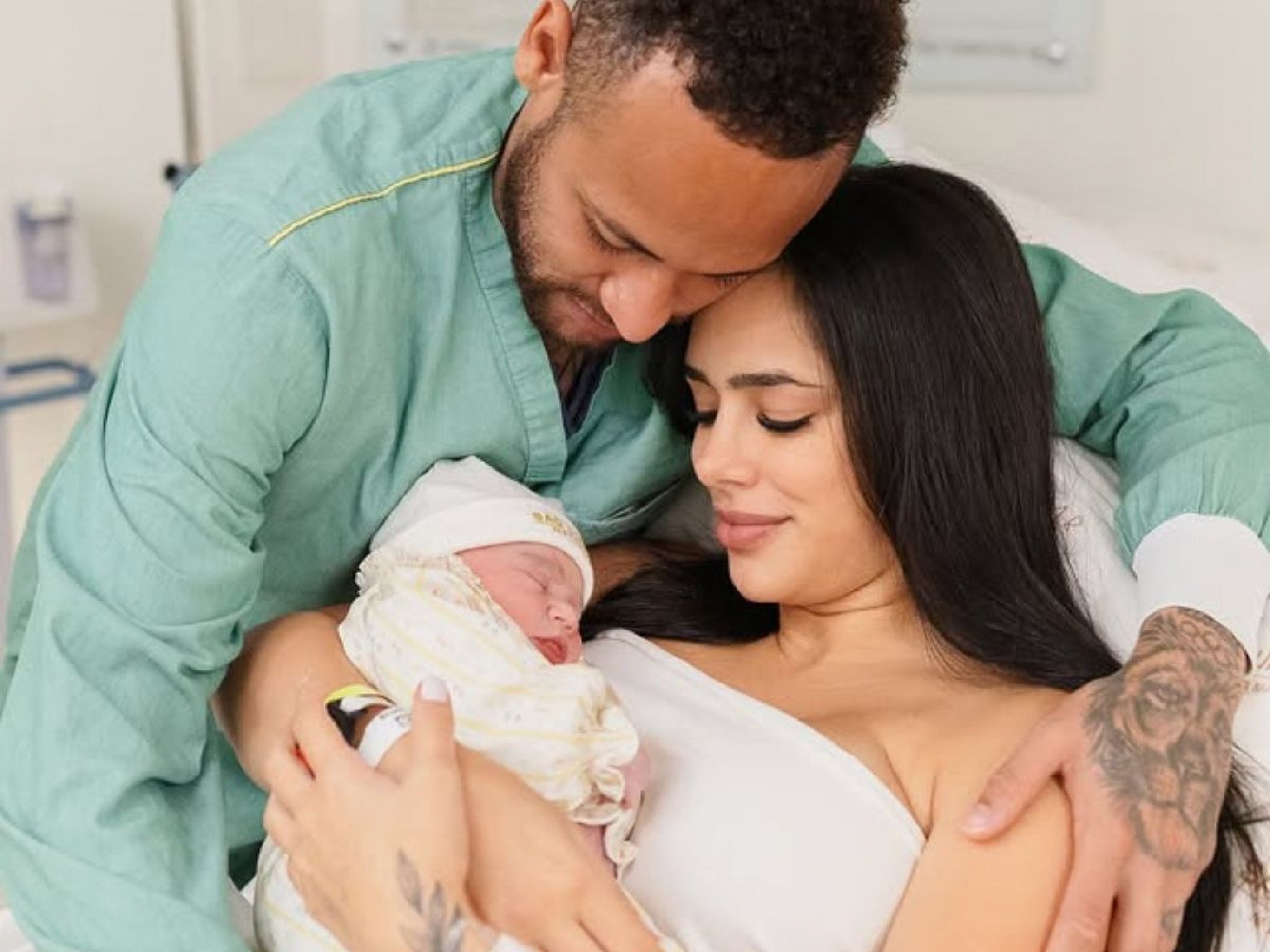 Neymar compartilha primeiras fotos da 4ª filha