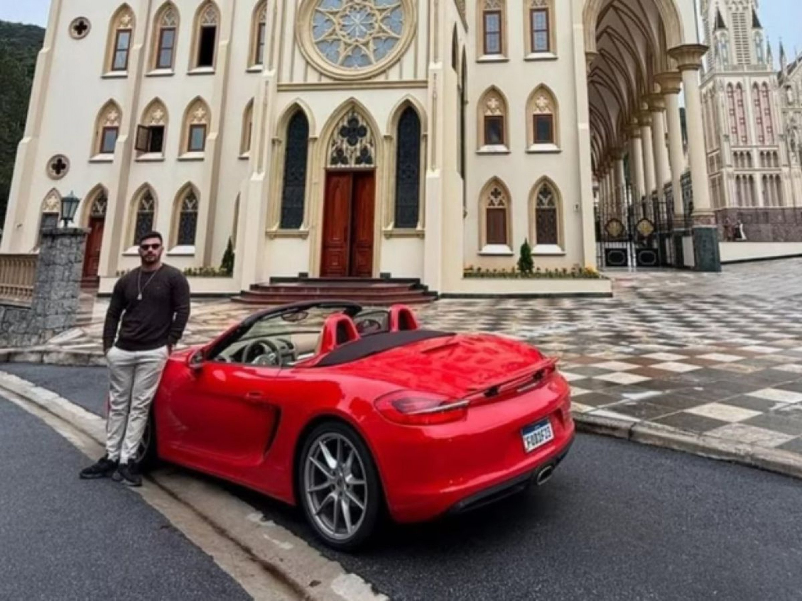 Empresário é encontrado morto dentro de Porsche