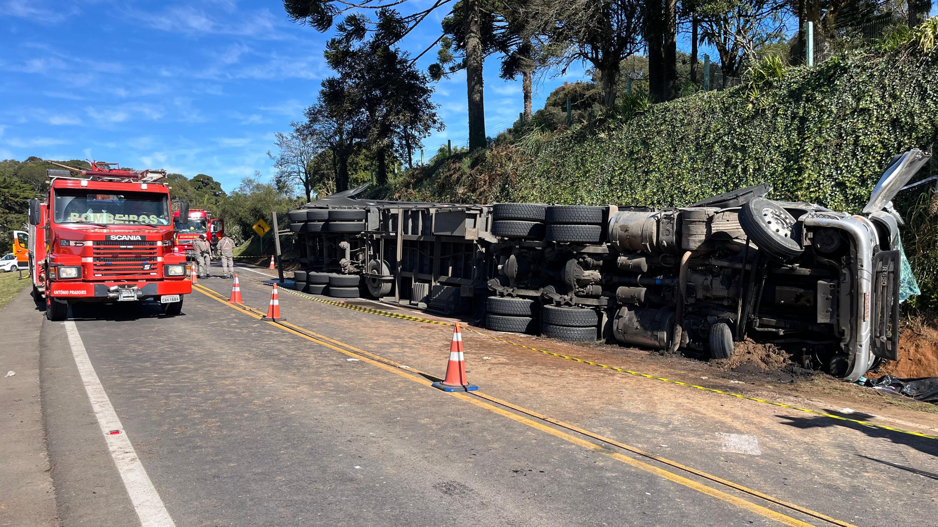 RS-122: Bebês e motorista morrem em tombamento de caminhão no RS
