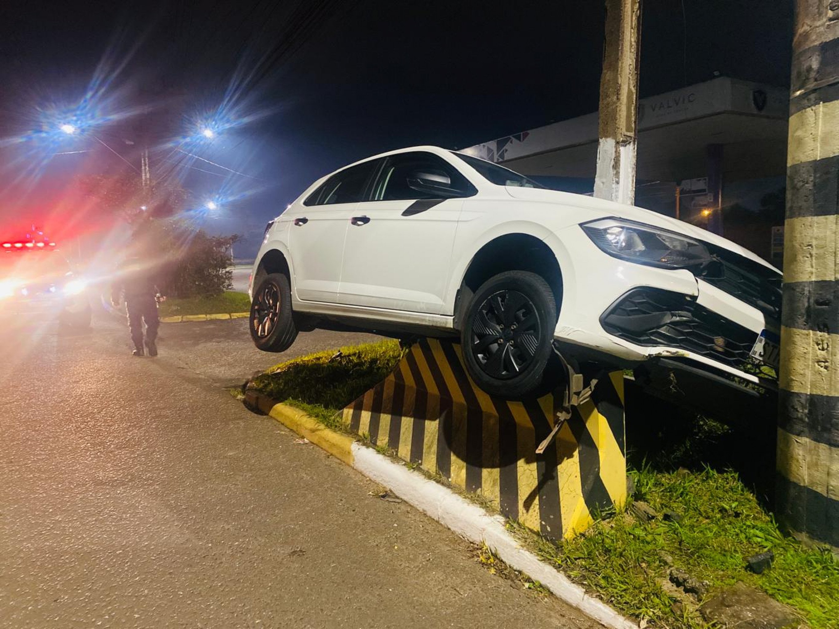 Criminosos abandonam carro sobre proteção de concreto em avenida de Novo Hamburgo após assalto a motorista de app na RS-240