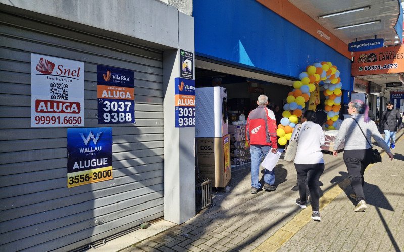 Anúncios de aluguel dividem espaço com vitrines ativas no Centro de Novo Hamburgo | abc+