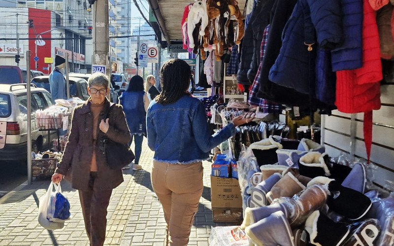 Comércio de rua ainda atrai consumidores no Centro de Novo Hamburgo, apesar da redução no número de lojas