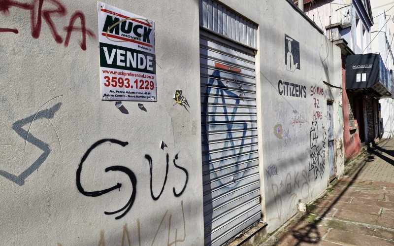 Estabelecimentos fechados tornam-se alvos de vandalismos