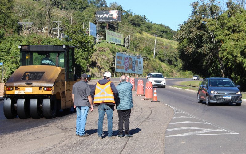 Obras estão em andamento em frente à fábrica da Heineken, no limite de Igrejinha e Três Coroas | abc+