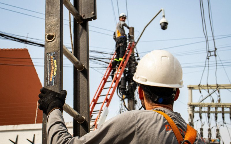Recolhimento de fios soltos dentro da Operação Postes Risco Zero, em São Leopoldo