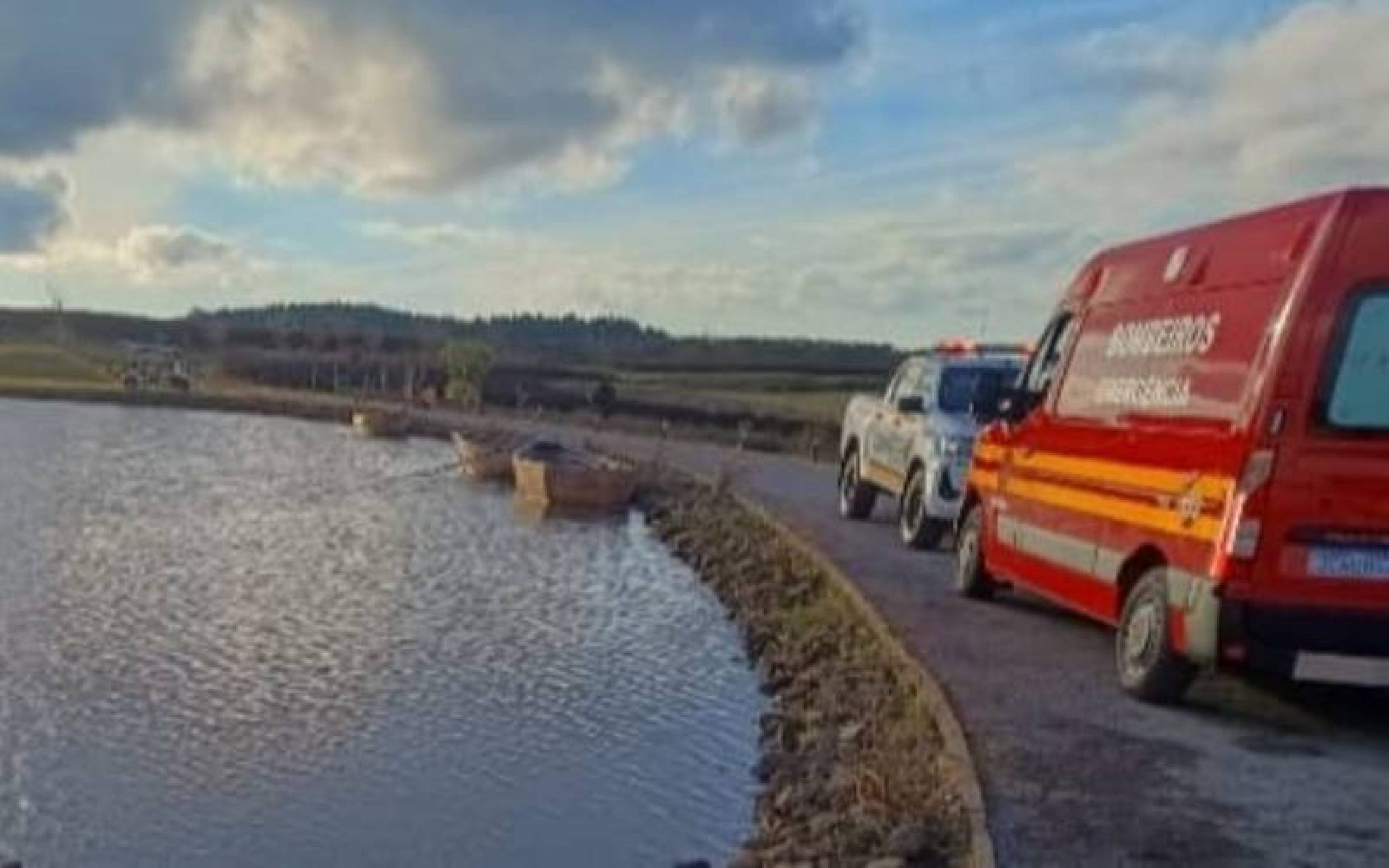 Carrinho elétrico utilizado por casal que morreu em lago de parque foi encontrado a mais de 3 metros de profundidade, diz Corpo de Bombeiros