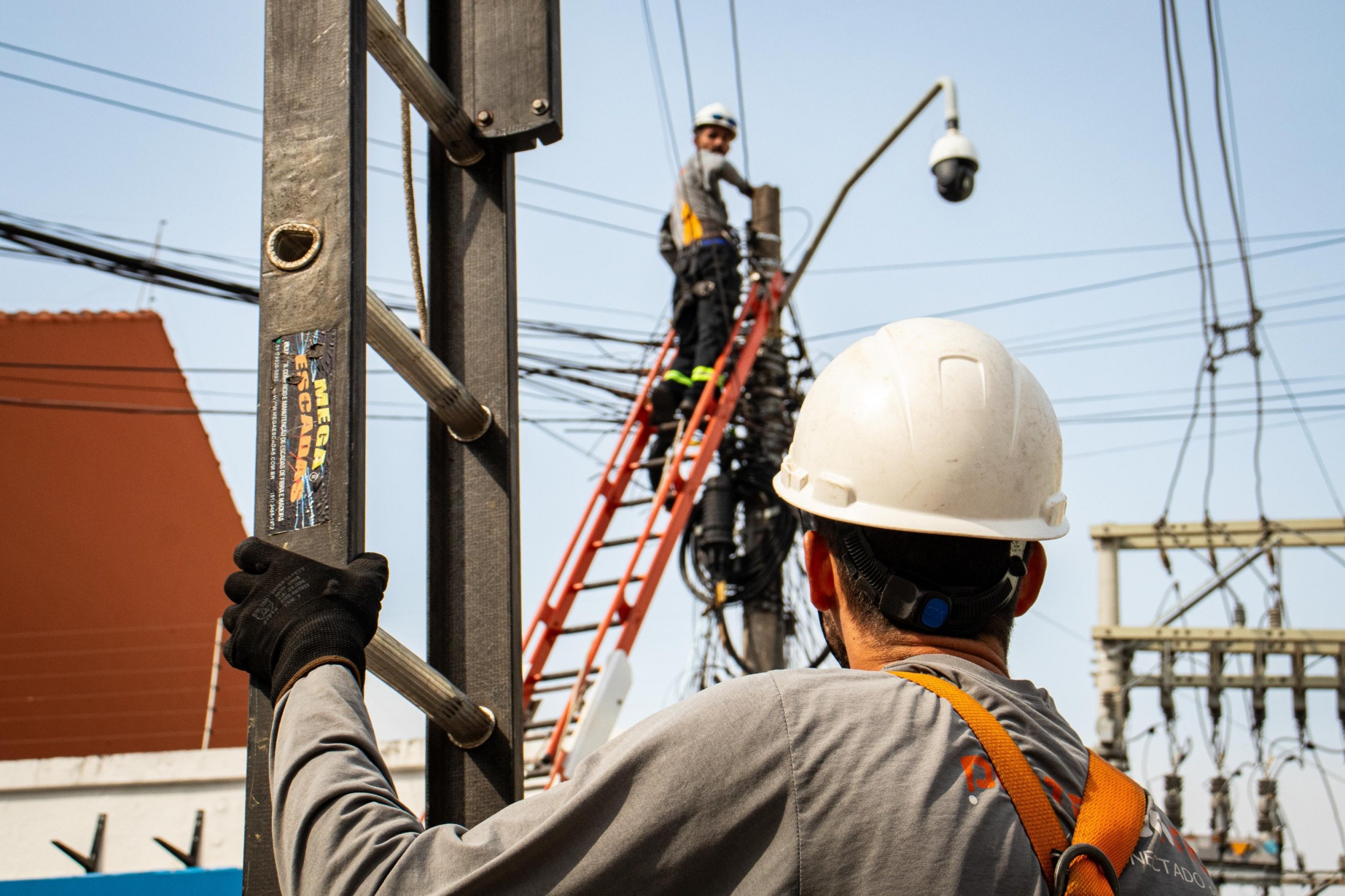 Ação recolhe mais de uma tonelada de fios em apenas metade da Rua João Neves da Fontoura