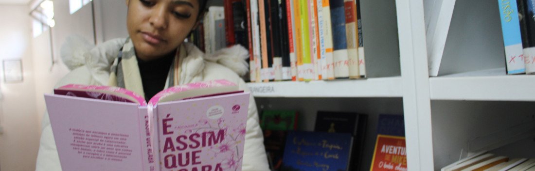 A jovem Tamires Santos dos Santos trabalha na Biblioteca Pública Municipal João Palma da Silva
