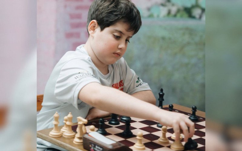 Arthur vem acumulando títulos por onde passa, e agora sonha em ser campeão mundial de xadrez | abc+