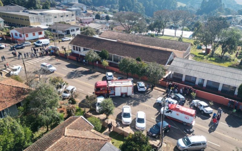 Três crianças foram atacadas por um homem com facão em uma escola de Estação | abc+