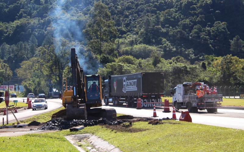 Obras ocorrem em frente à cervejaria Heineken