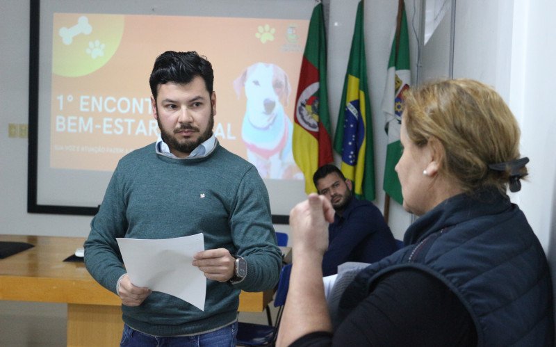 Prefeito Diego Francisco (PSDB) participou da reunião e falou com protetores da causa animal  | abc+