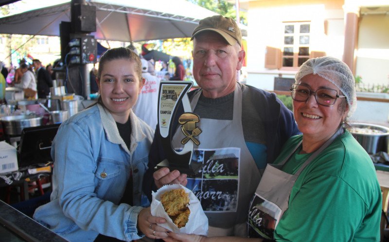 Caroline, Paulo e Marlise, da família Schnorr, venceram o concurso de bolinho de batata