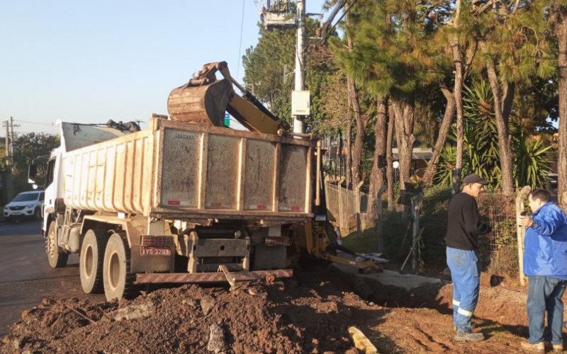 Semov realiza recuperação na rua Jaime Biz, no cruzamento com a RS-240/Avenida Parobé, no bairro Scharlau