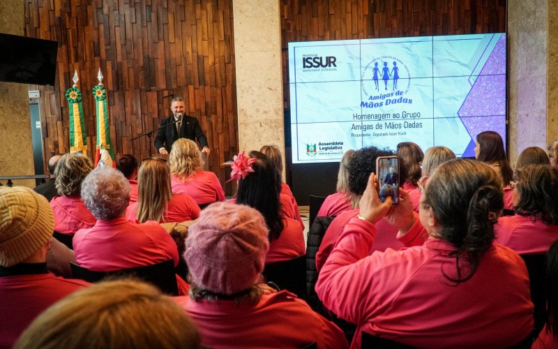 Amigas de Mãos Dadas recebe reconhecimento da Assembleia Legislativa por seu papel no acolhimento a mulheres com câncer de mama. | abc+