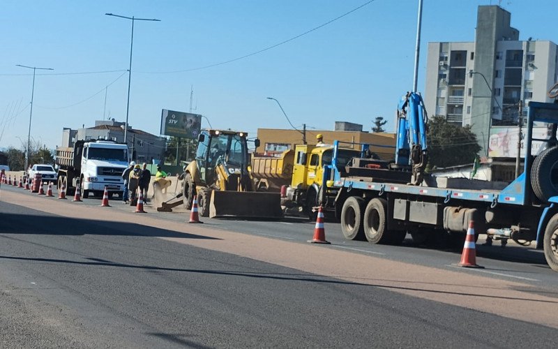 Obra bloqueia parcialmente o trânsito na pista central BR-116 em São Leopoldo, no sentido interior-capital