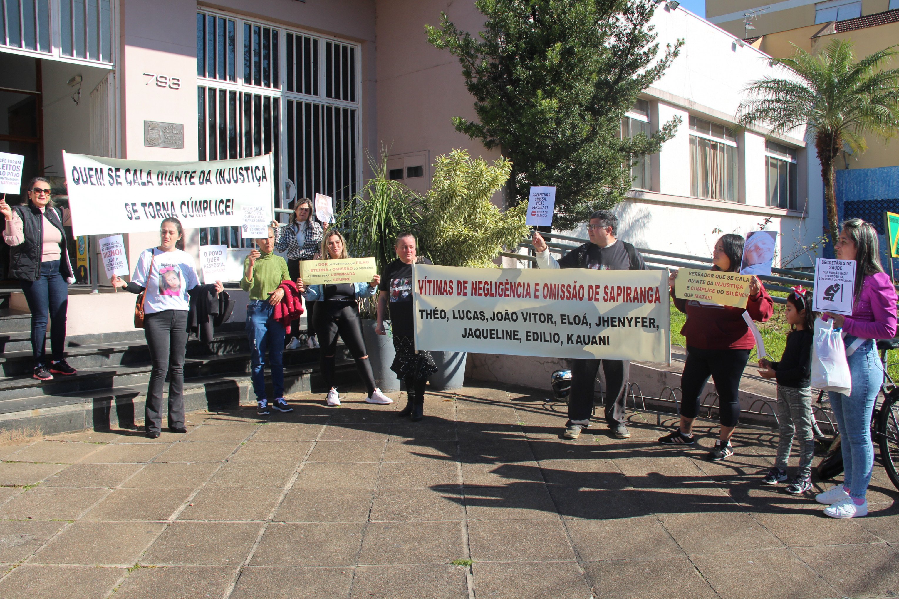 Familiares de pacientes que morreram fazem manifestação em frente à Prefeitura de Sapiranga