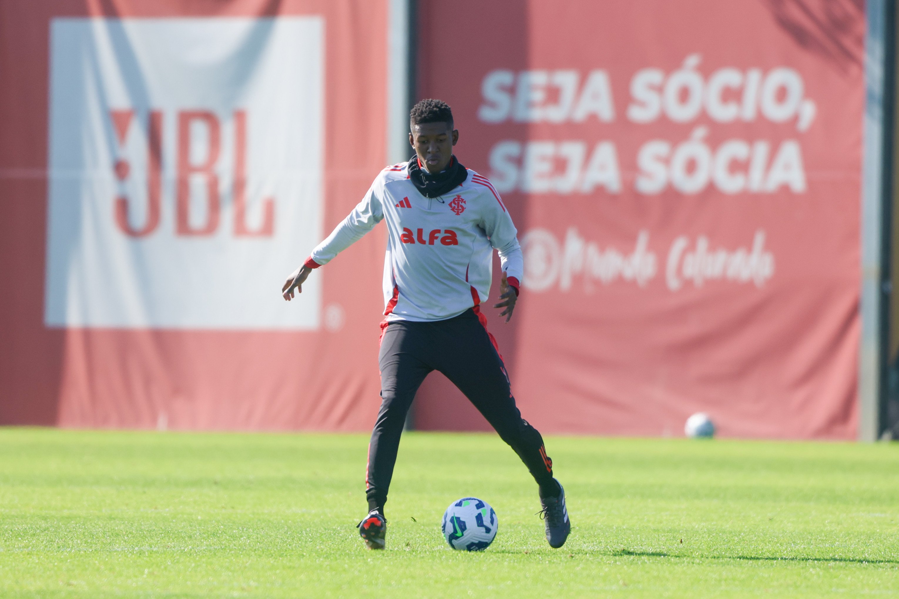 Inter consegue efeito suspensivo e terá Vitão no sábado
