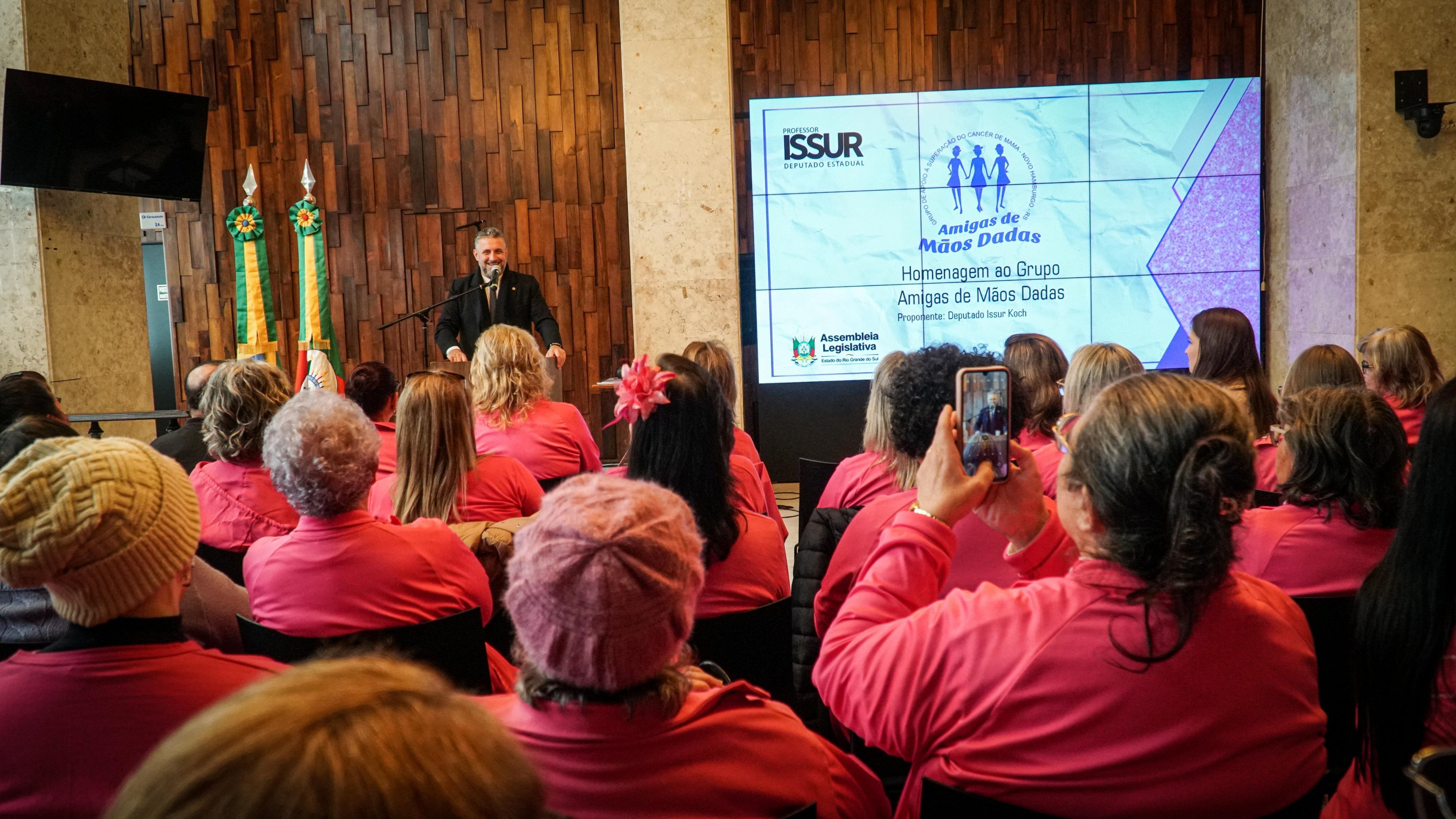 Grupo de Novo Hamburgo que apoia pacientes com câncer recebe homenagem  na Assembleia Legislativa