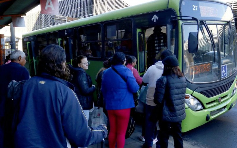 Lei permite embarque e desembarque de mulheres fora das paradas de ônibus das 20 às 6 horas