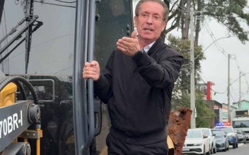 O prefeito Airton Souza subiu em retroescavadeira na tarde desta quarta-feira (9) na Rua Cairu, no bairro Fátima, em Canoas
