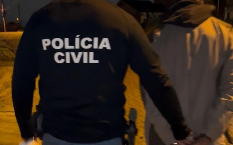 Homem foi preso pela Polícia Civil por roubar veículo em revenda do bairro Scharlau