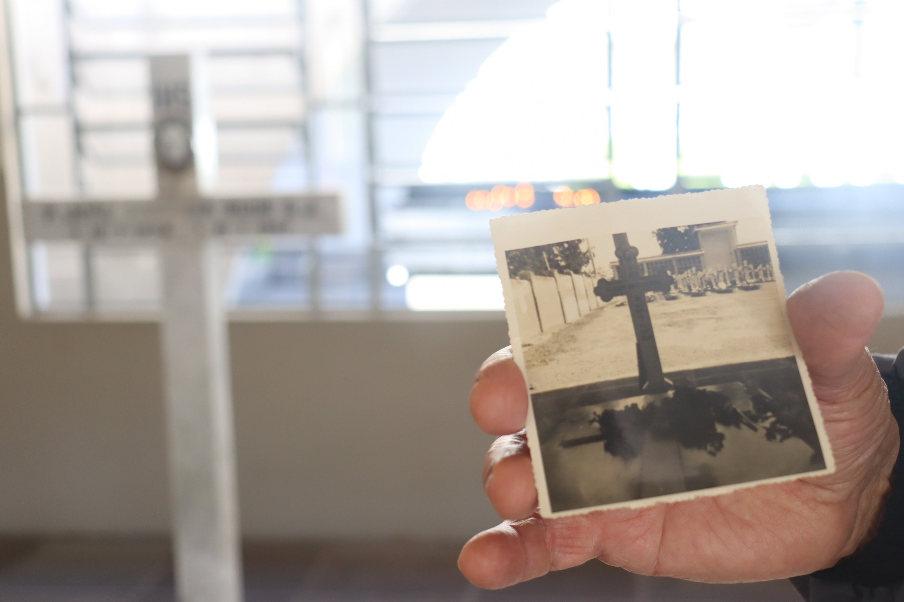 Devoto de Padre Reus, Albino mostra foto que tirou do túmulo do pároco há 50 anos