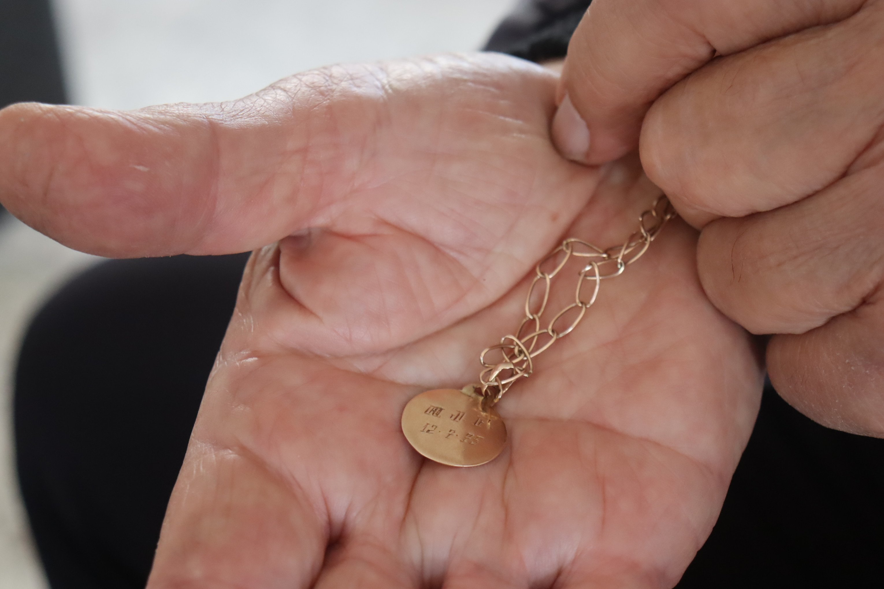 Devoto de Padre Reus, Albino mostra medalhinha com imagem do pÃ¡roco que ganhou hÃ¡ 50 anos