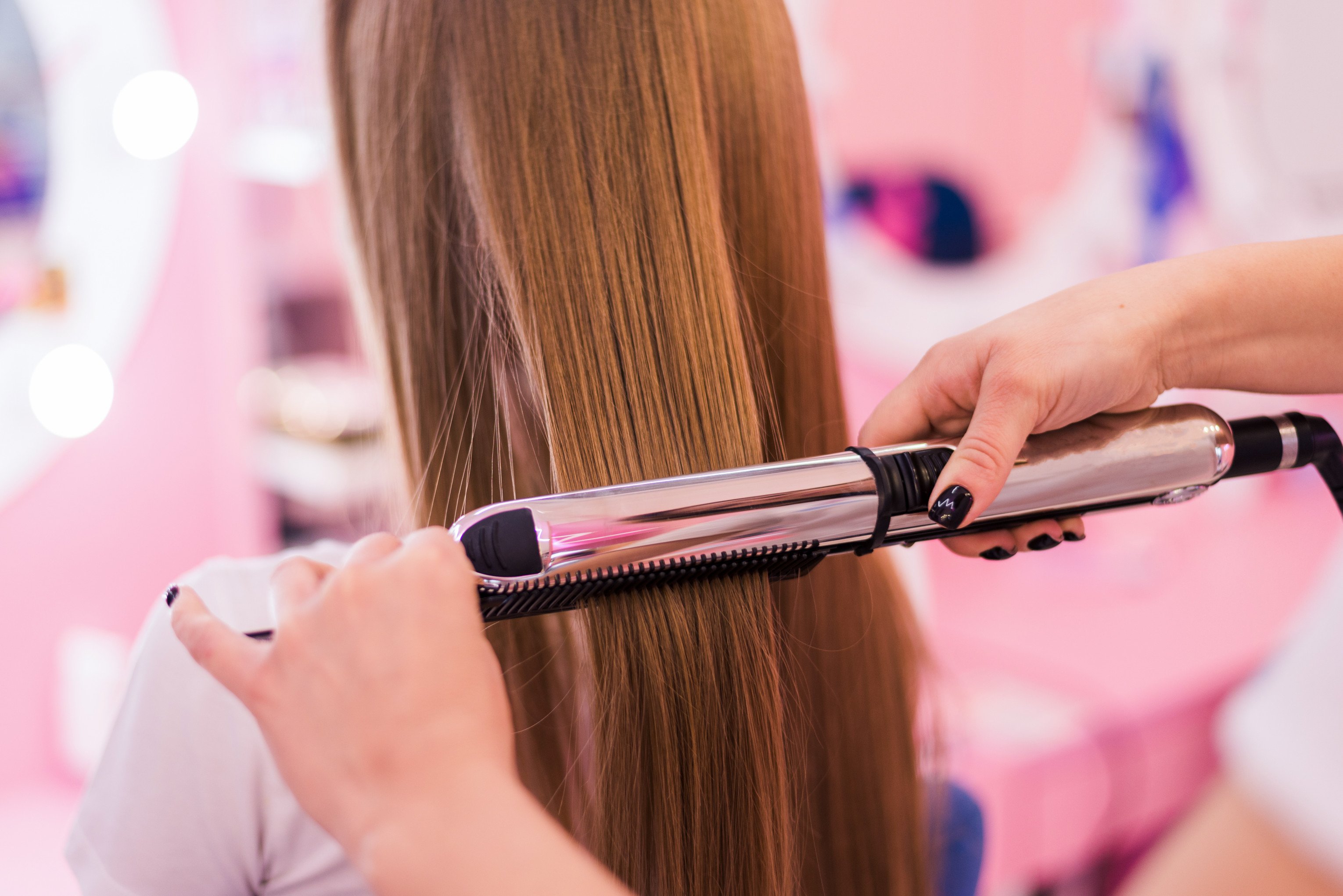 Danos irreversíveis no cabelo, irritações e até problemas respiratórios: Anvisa faz alerta sobre uso do formol como alisante