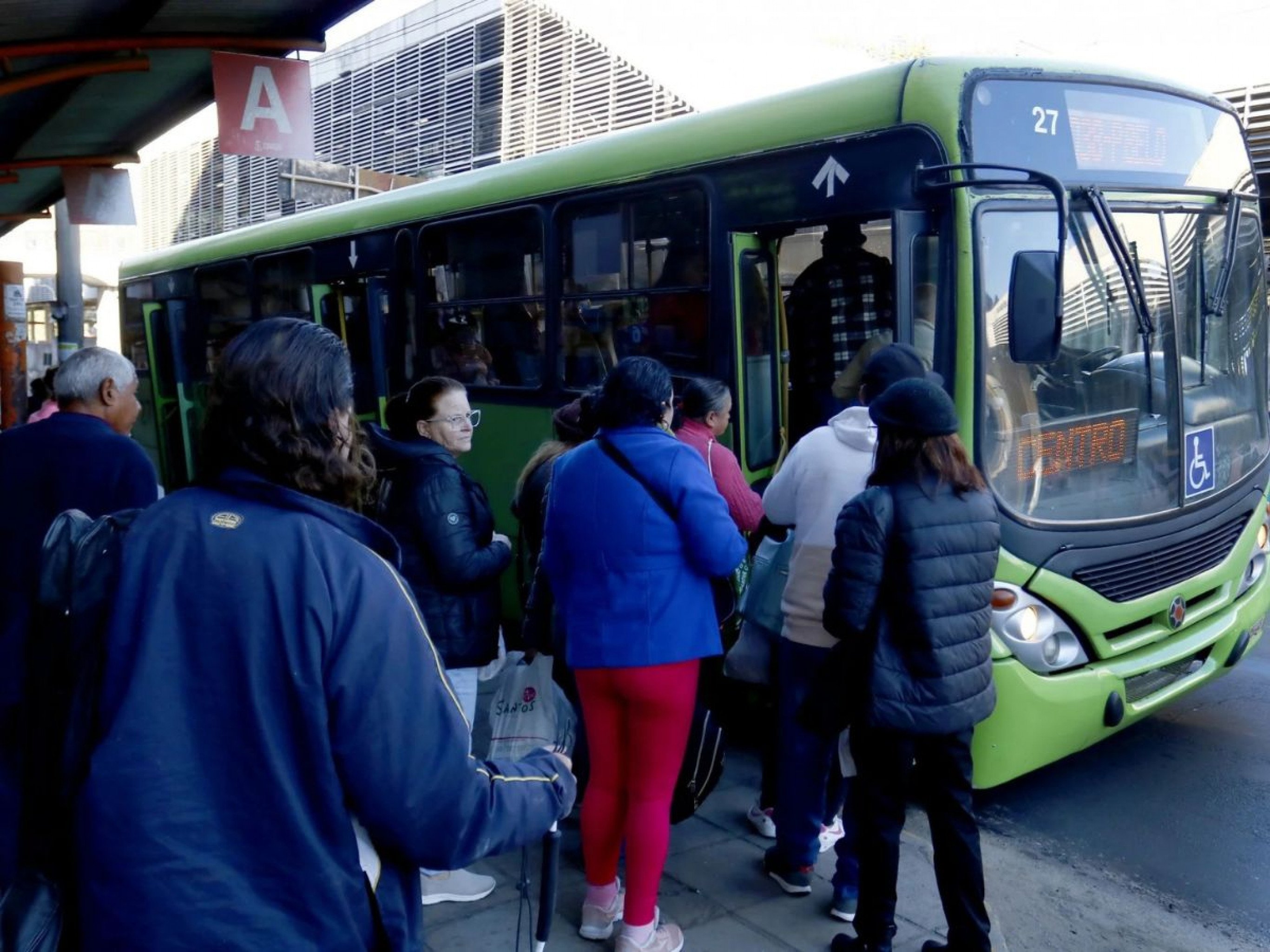 Prefeitura promulga lei que permite embarque e desembarque de mulheres fora dos pontos de ônibus à noite
